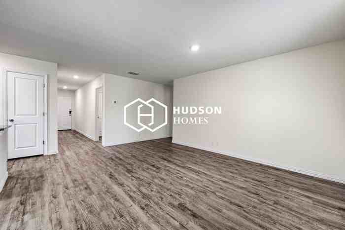 706 Schuessler St - Photo 3 of 14
