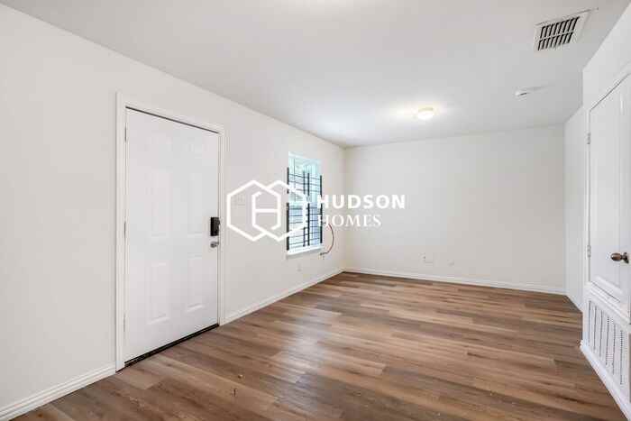 2711 Cross St - Photo 3 of 12