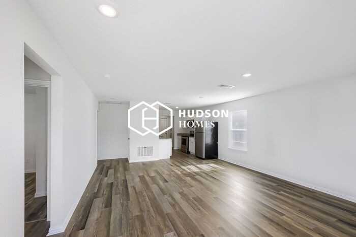 5913 Montague St - Photo 4 of 14