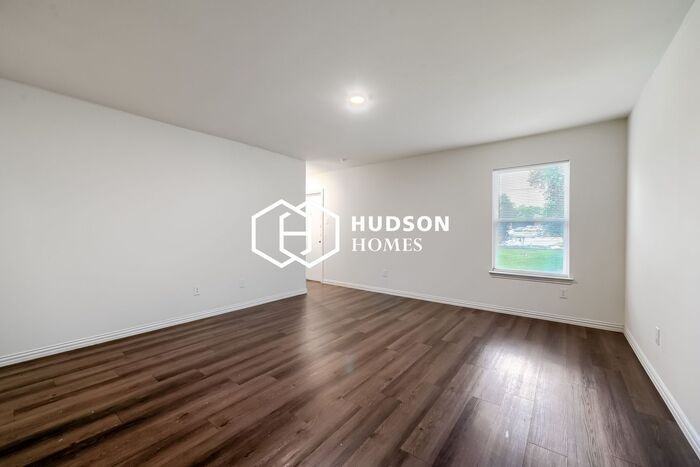 2504 Lyle Ave - Photo 3 of 14