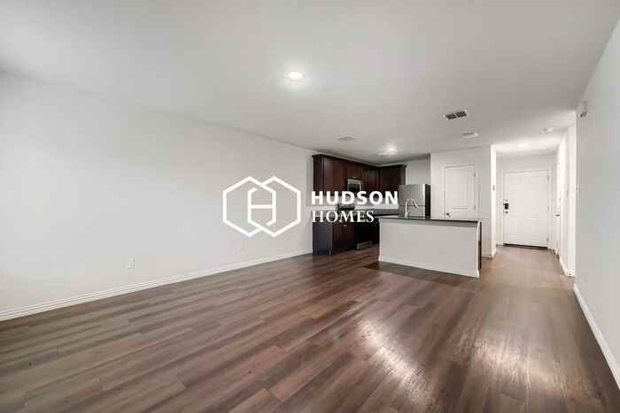 2504 Lyle Ave - Photo 4 of 14