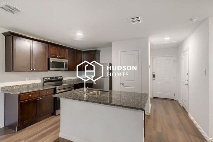 2504 Lyle Ave - Photo 5 of 14