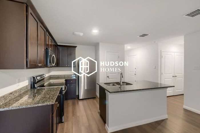 2504 Lyle Ave - Photo 6 of 14
