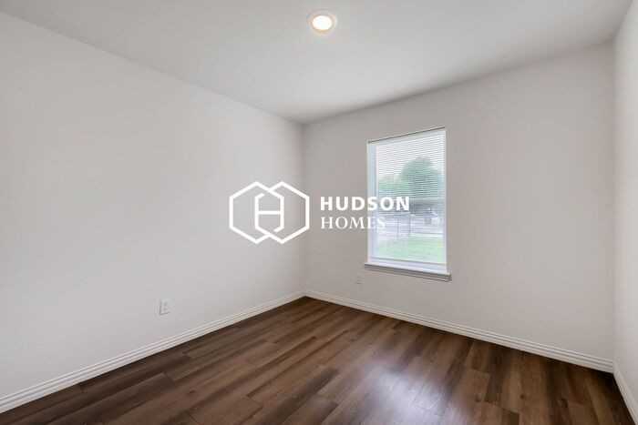 2504 Lyle Ave - Photo 7 of 14