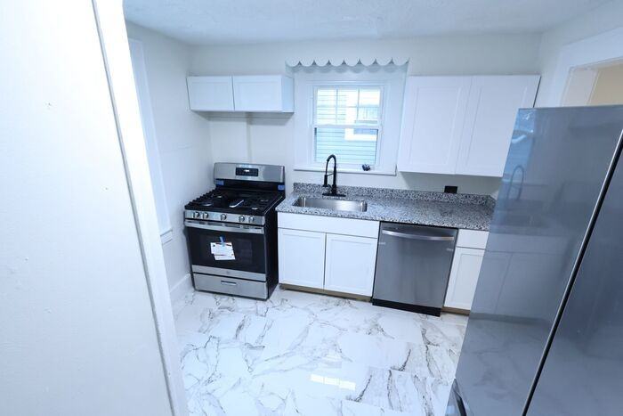 961 Lawton St - Photo 4 of 14