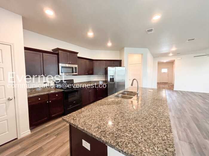 605 Old Glory Rd - Photo 4 of 21