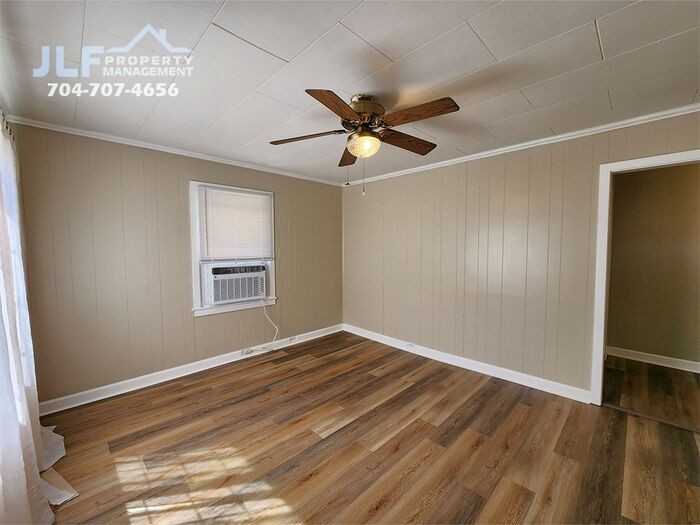 1421 Midlake Rd - Photo 3 of 12