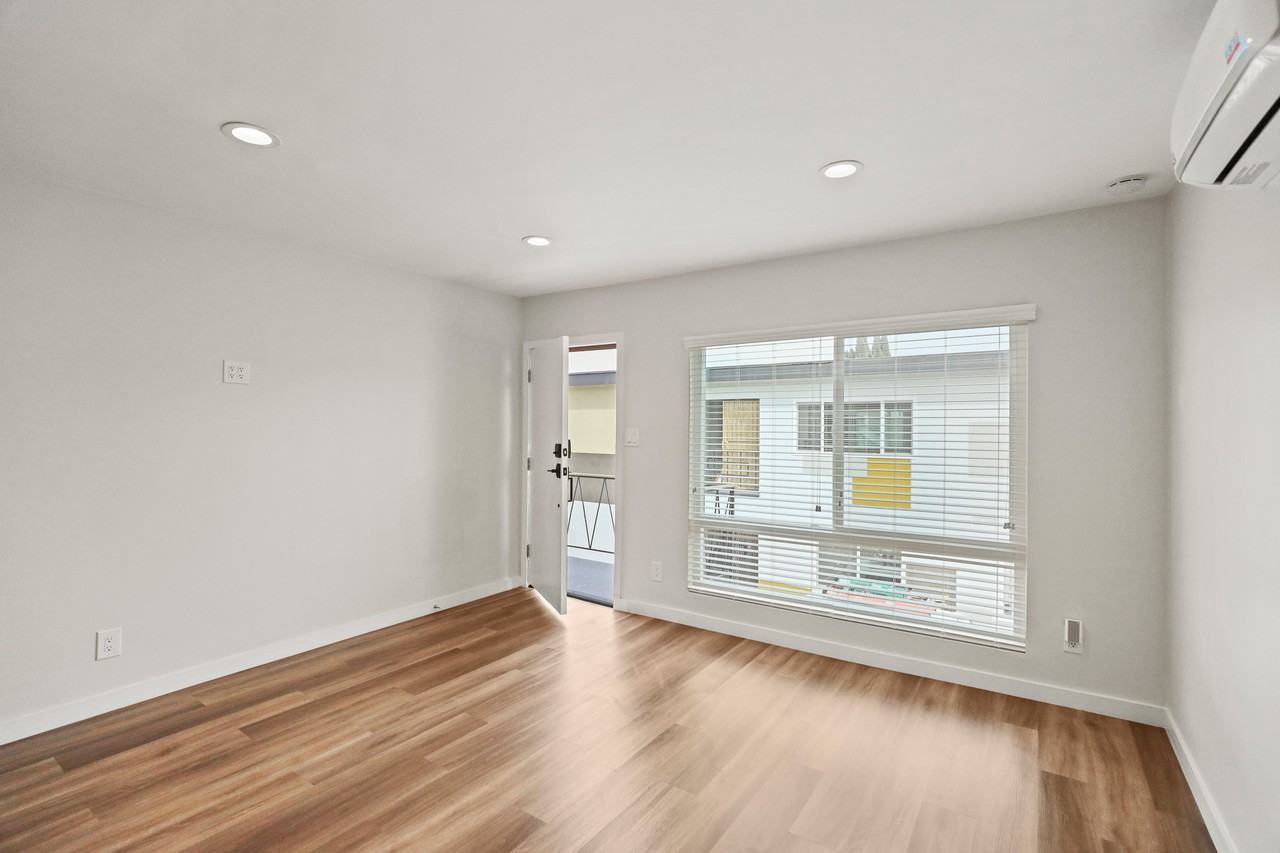 1358 W 36th St #4 - Photo 7 of 17
