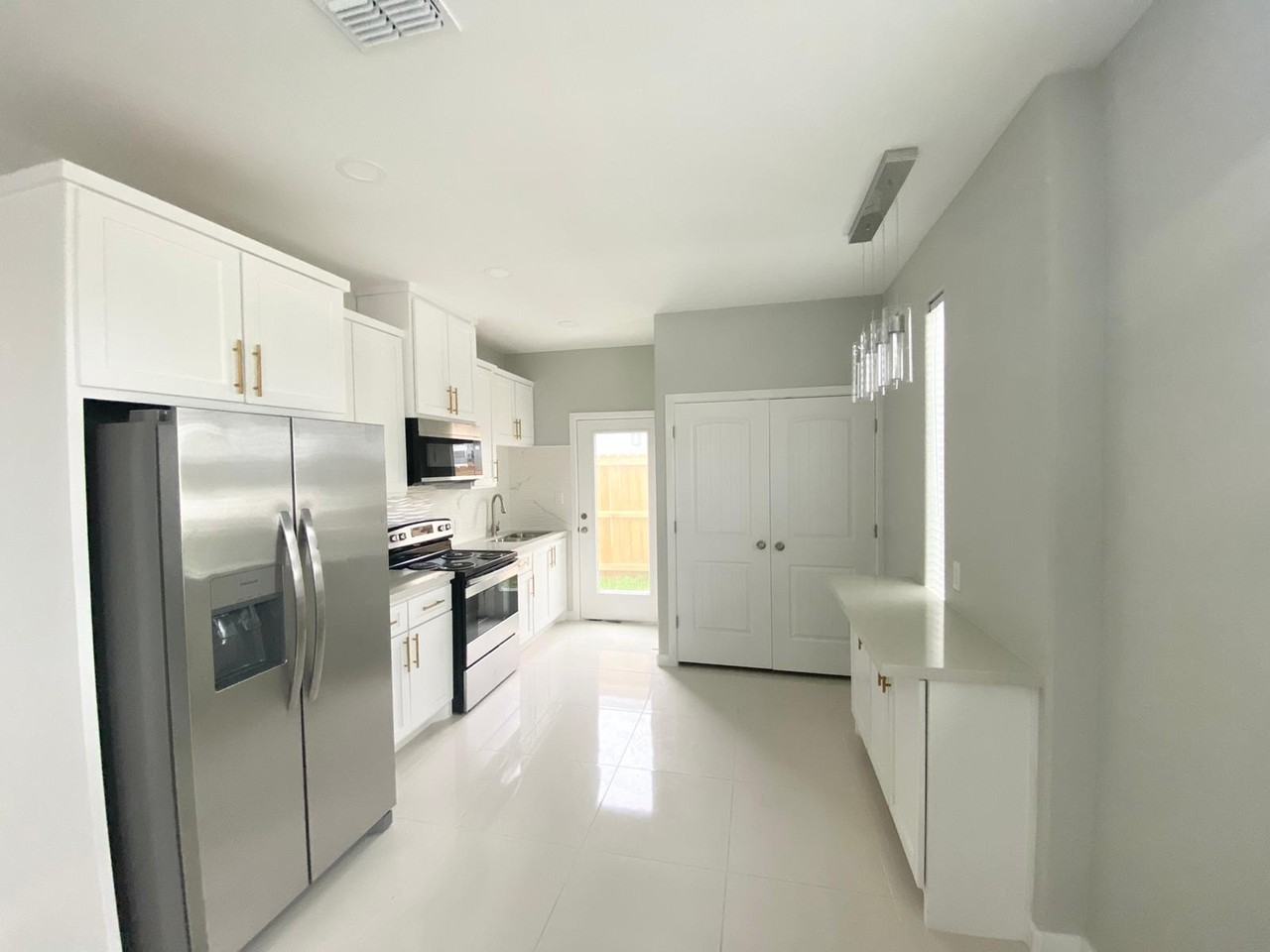 201 W Saint Helena Ave #2 - Photo 4 of 9