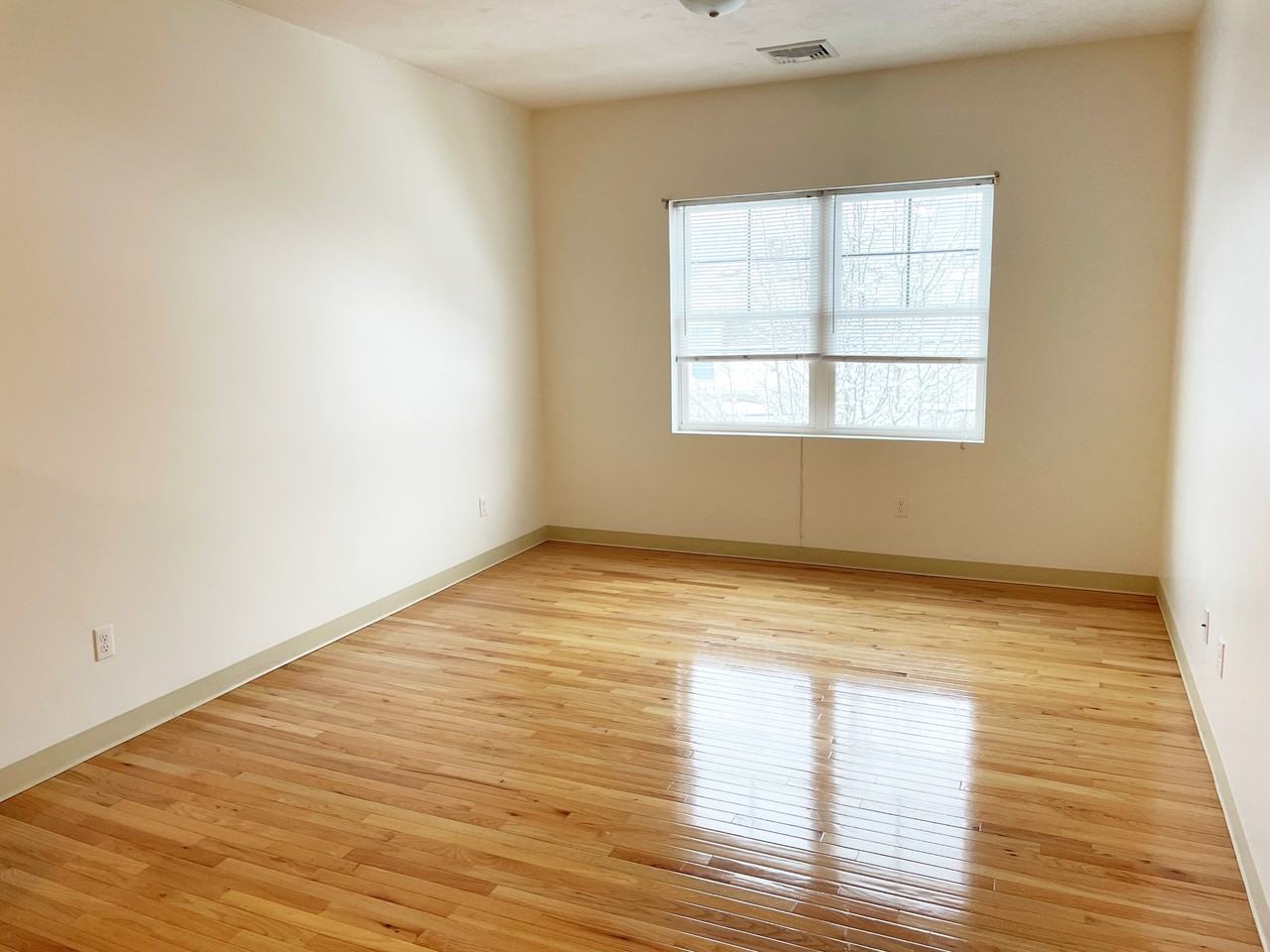 404 Whiting Ave #202 - Photo 4 of 14