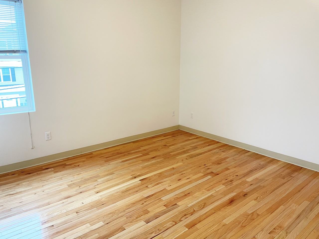 404 Whiting Ave #202 - Photo 5 of 14