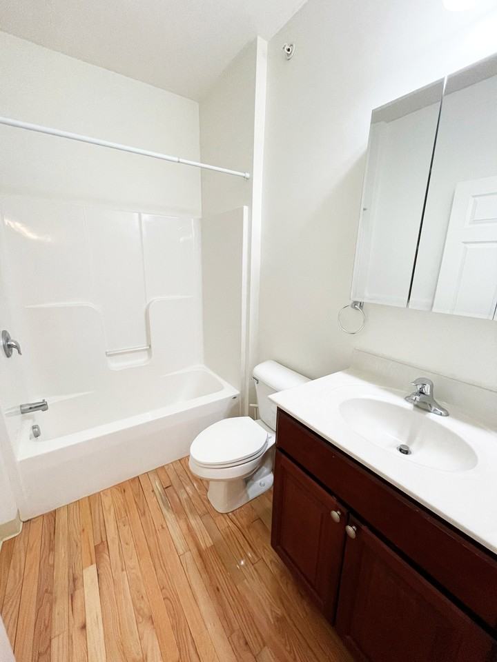 404 Whiting Ave #202 - Photo 6 of 14