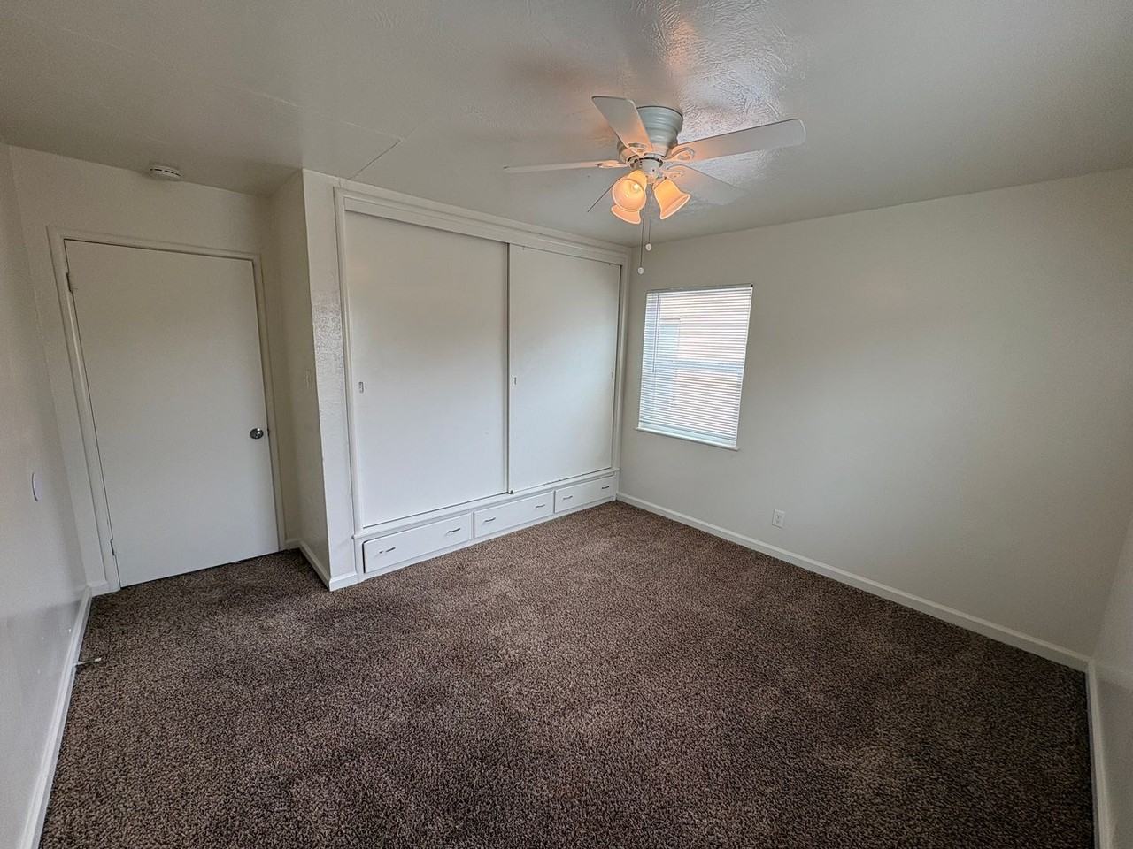 315 W Kaweah Ave - Photo 7 of 24
