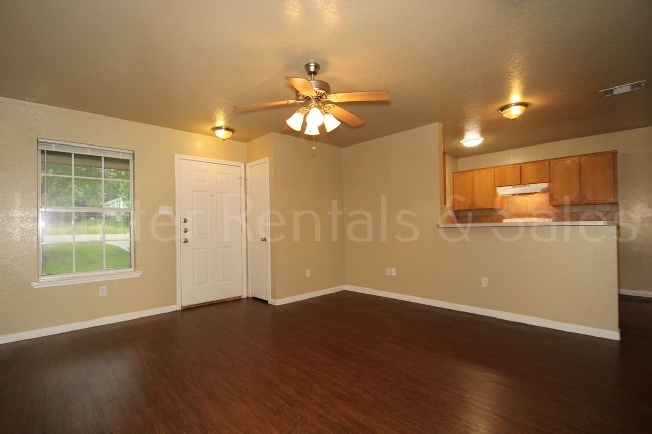 930B Ramblewood St - Photo 3 of 22