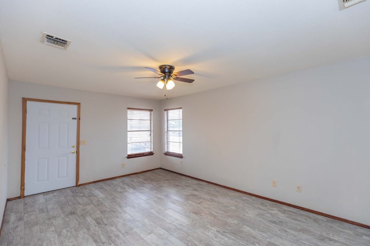 1624 Lockney St #A - Photo 3 of 11