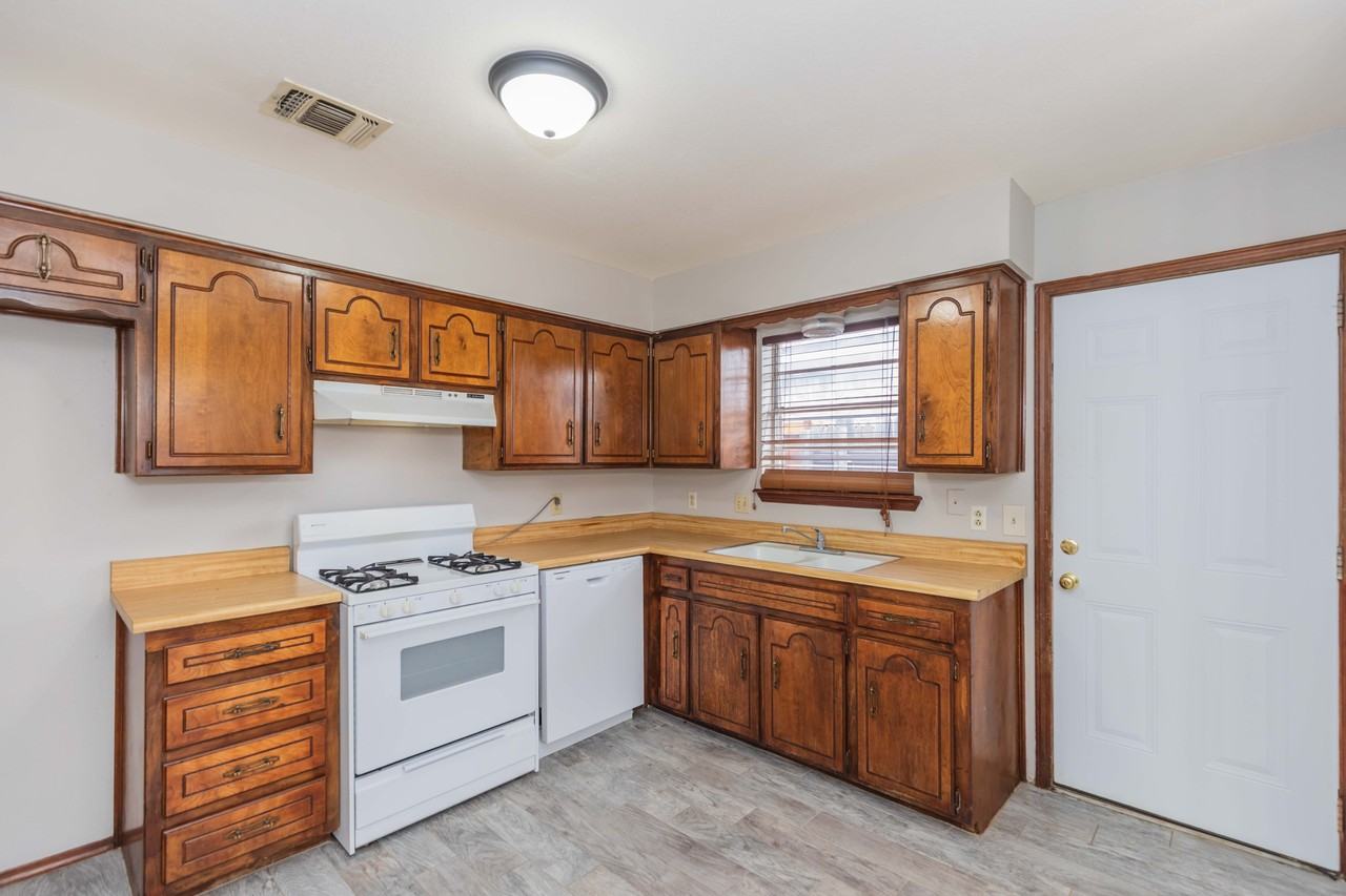 1624 Lockney St #A - Photo 4 of 11