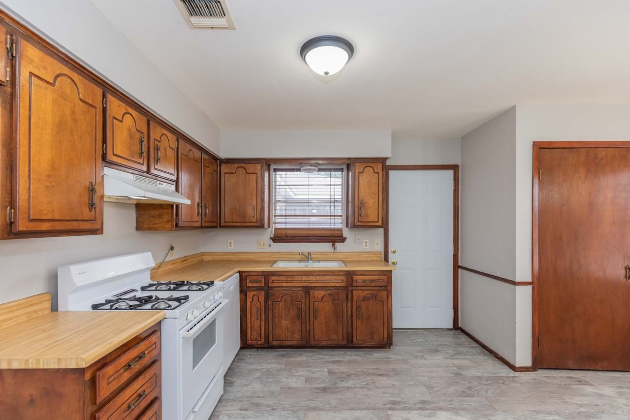 1624 Lockney St #A - Photo 5 of 11