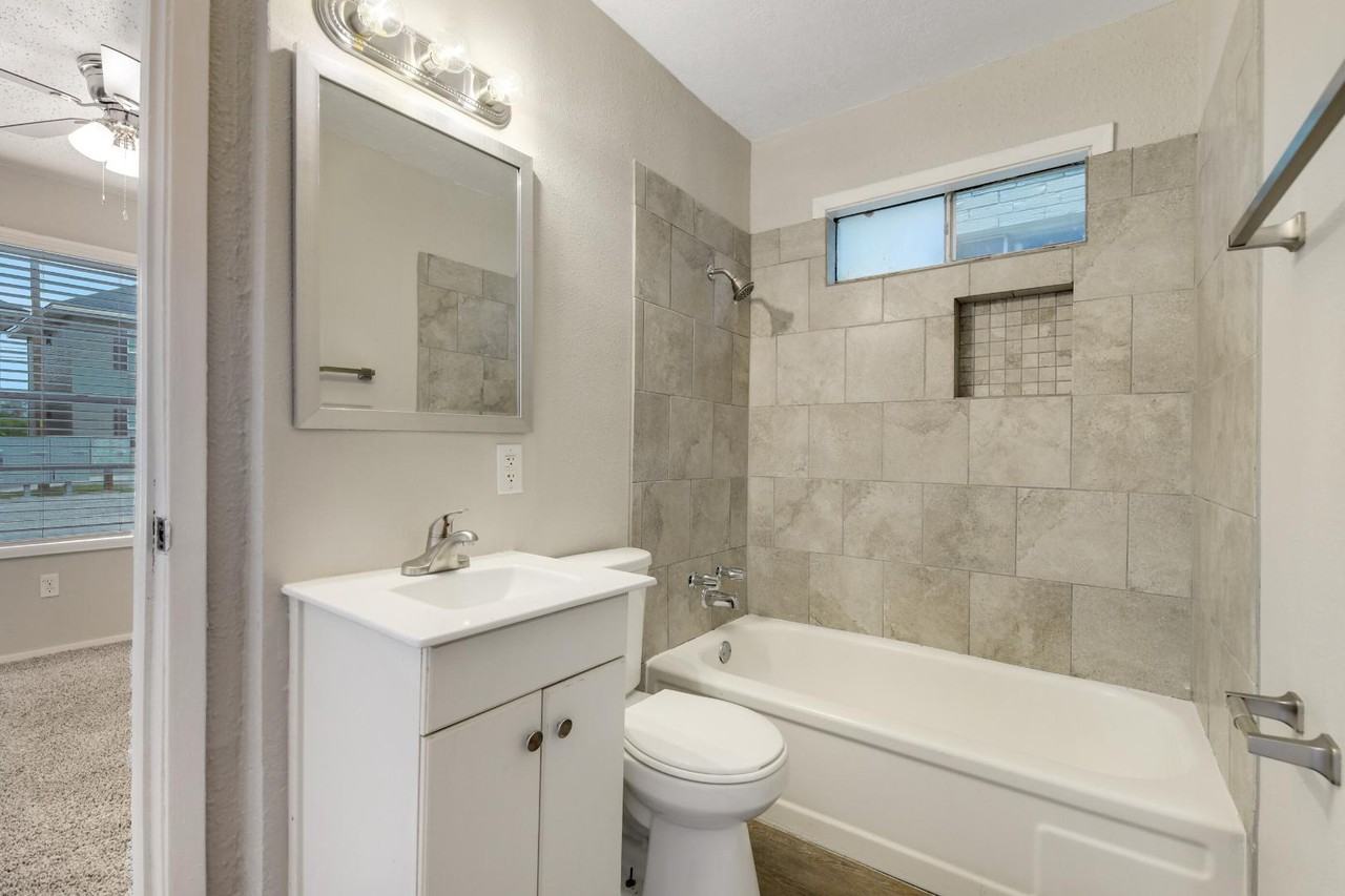 1522 Broadmoor Drive - Photo 4 of 10