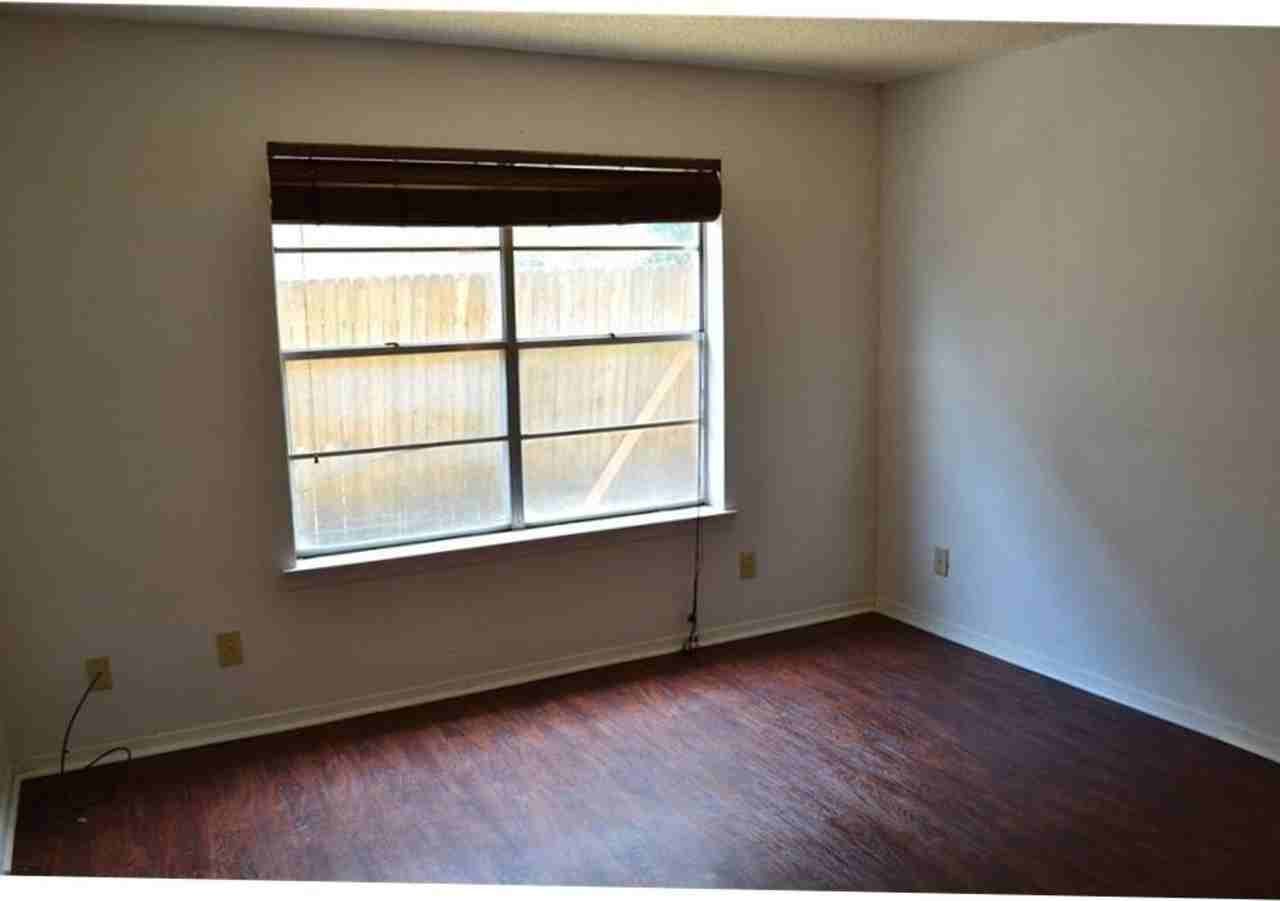 1107 N Locust St. - Photo 3 of 19