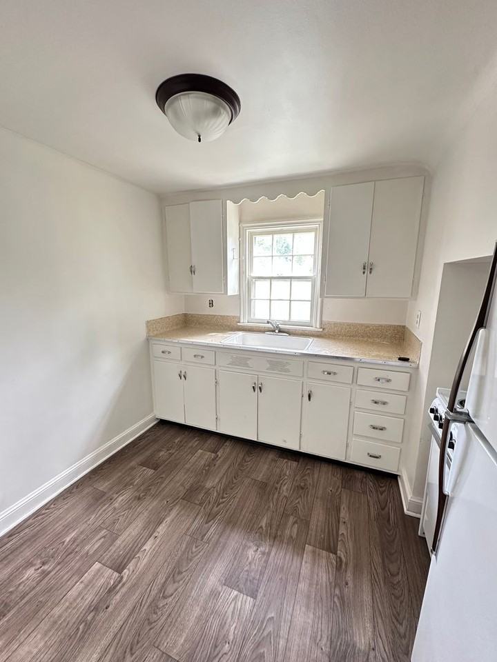 1320 Hackett St - Photo 6 of 8