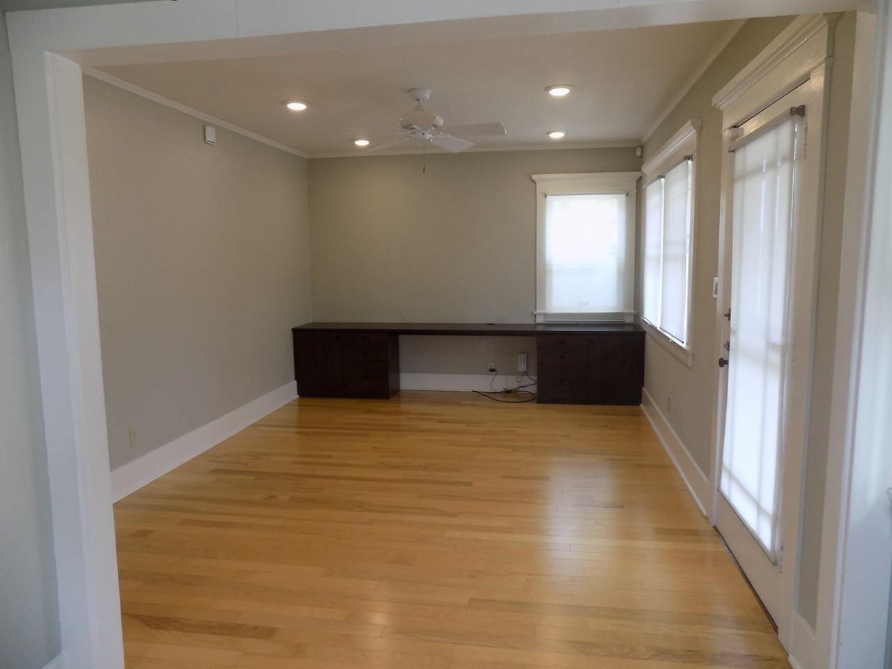 909 W University Ave - Photo 2 of 32