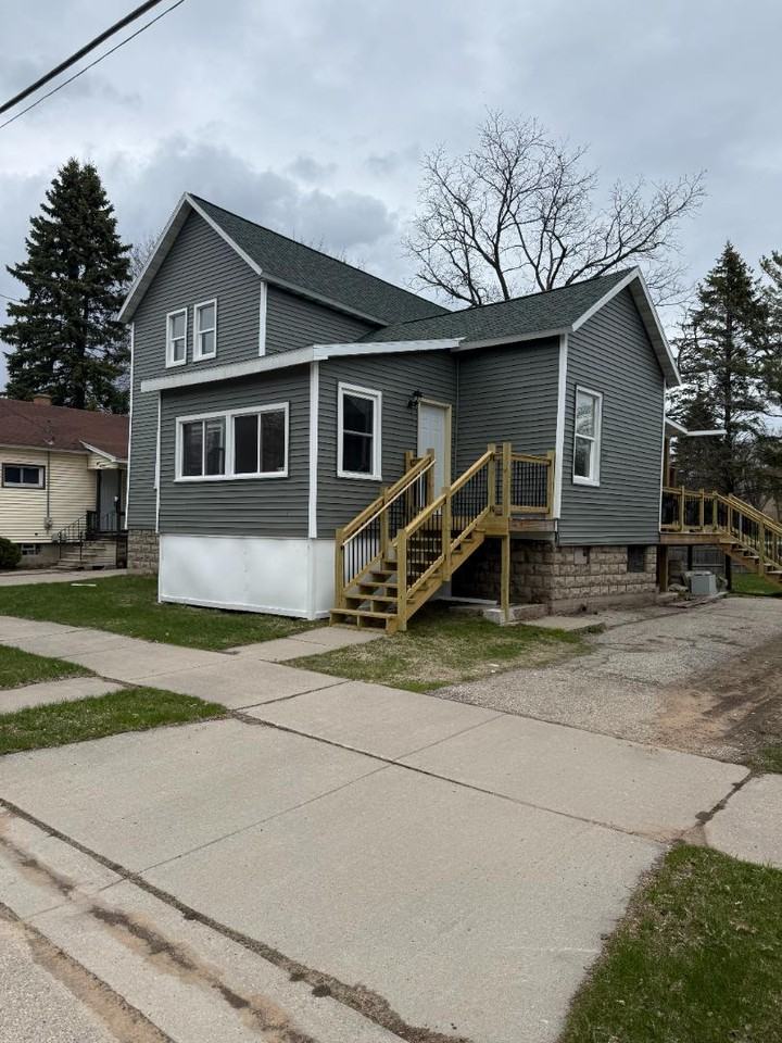 810 4th St - Photo 4 of 19