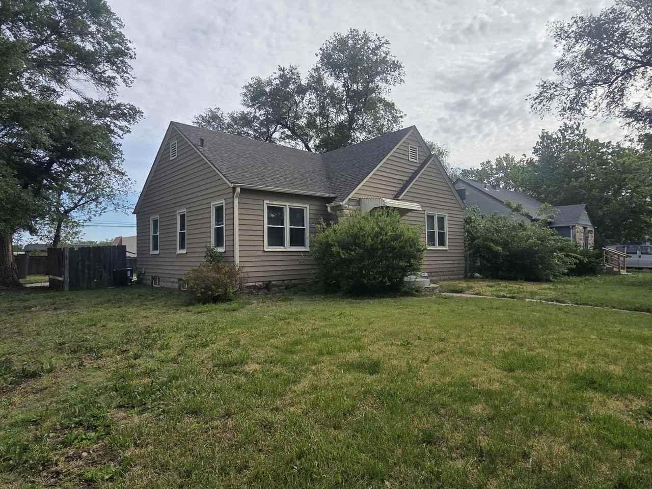 640 W 5th St - Photo 2 of 28