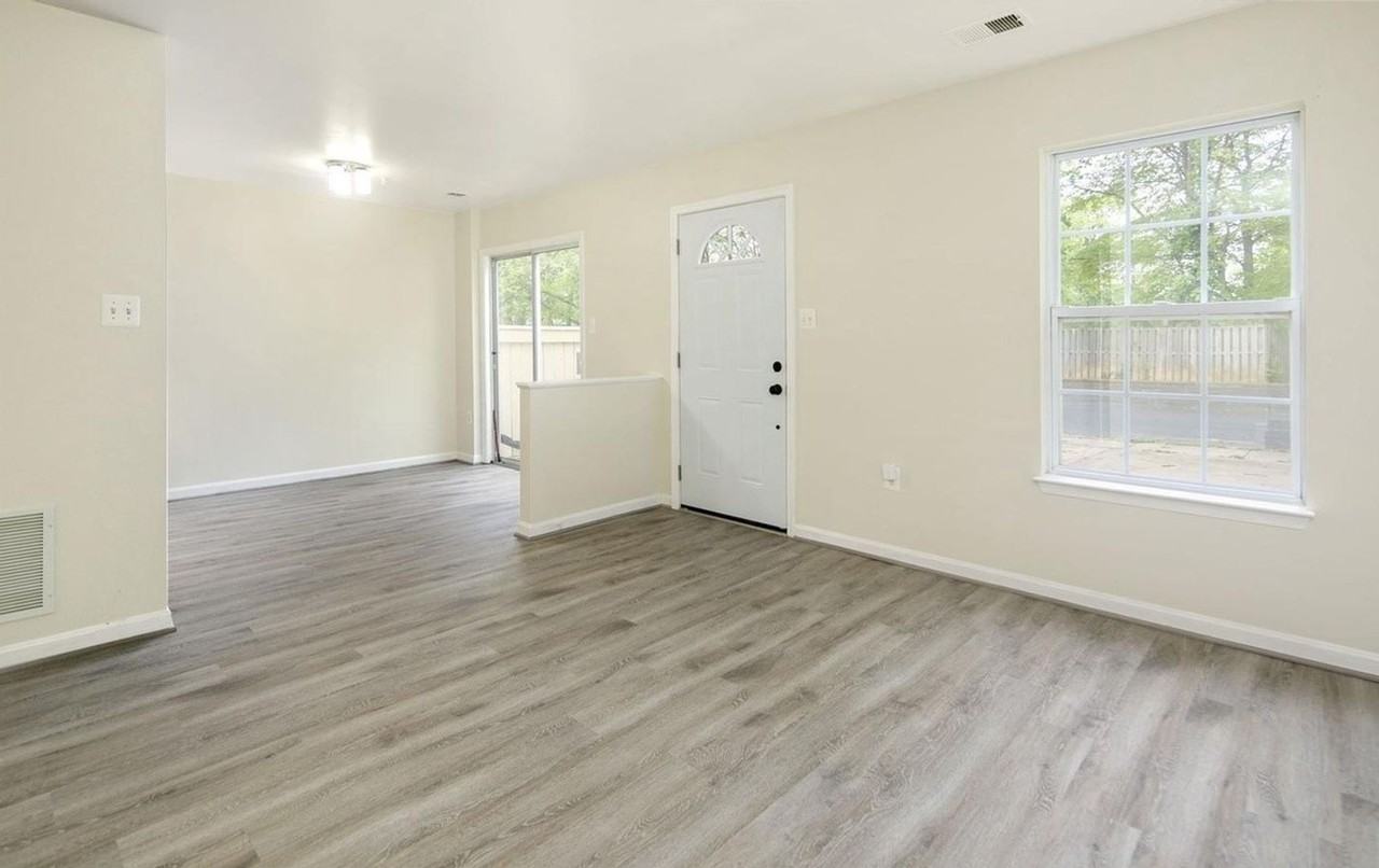 127 Heathfield Dr - Photo 2 of 14