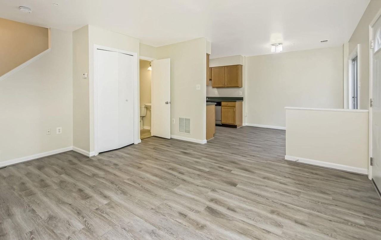 127 Heathfield Dr - Photo 3 of 14