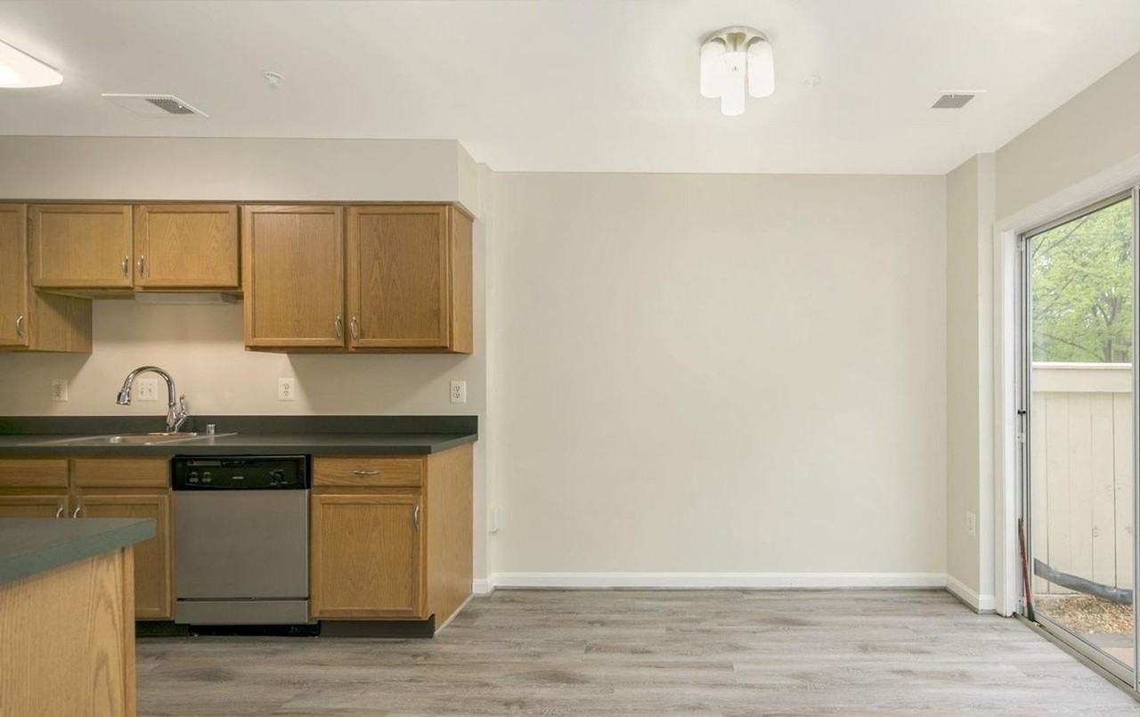 127 Heathfield Dr - Photo 4 of 14
