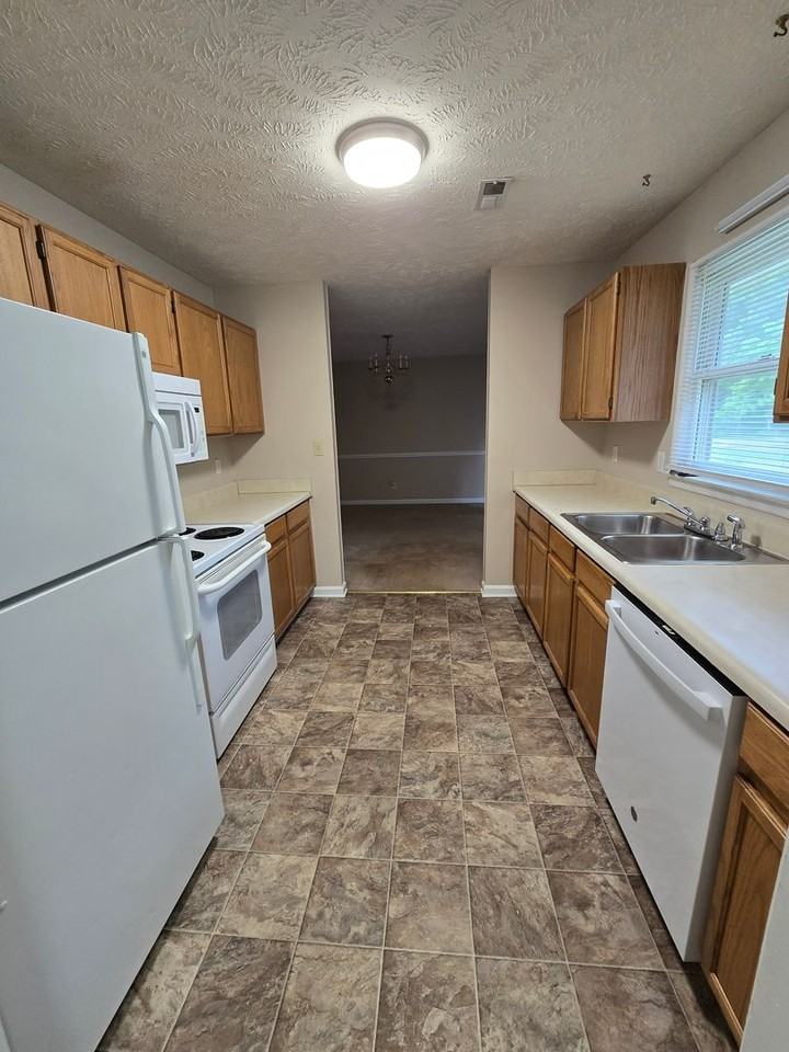8714 Tangletree Dr - Photo 4 of 12