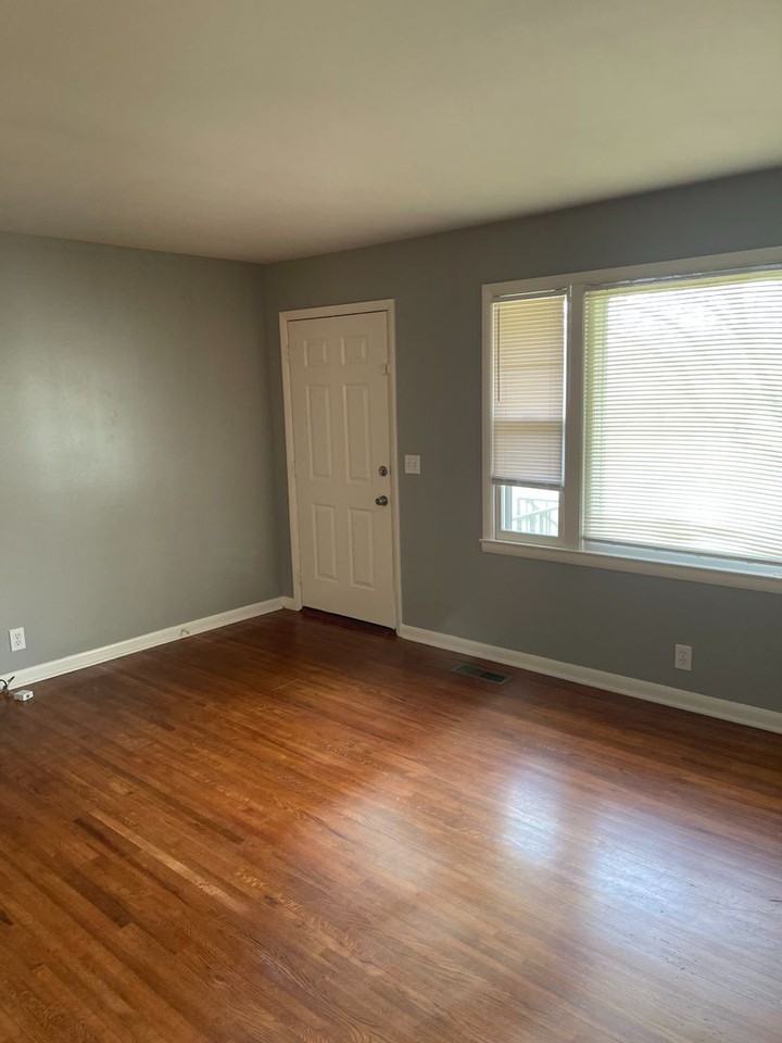 1811 Welcome Ln - Photo 2 of 9