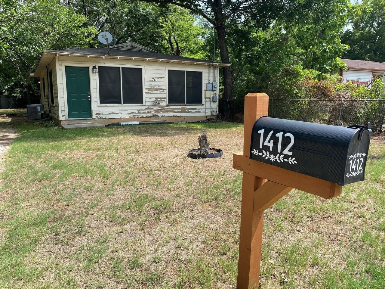 1412 Oakwood Dr - Photo 2 of 10