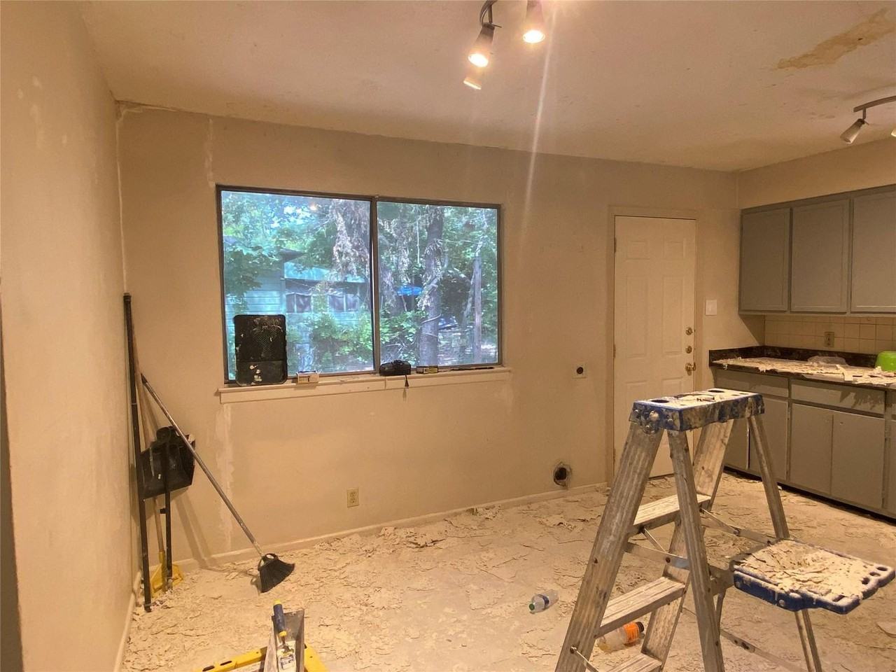 1412 Oakwood Dr - Photo 5 of 10