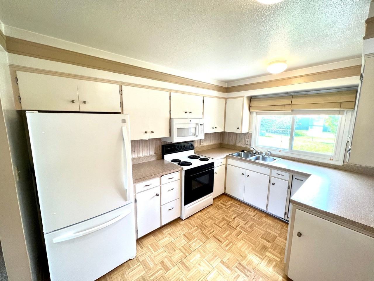 136 Fairway Dr - Photo 4 of 43