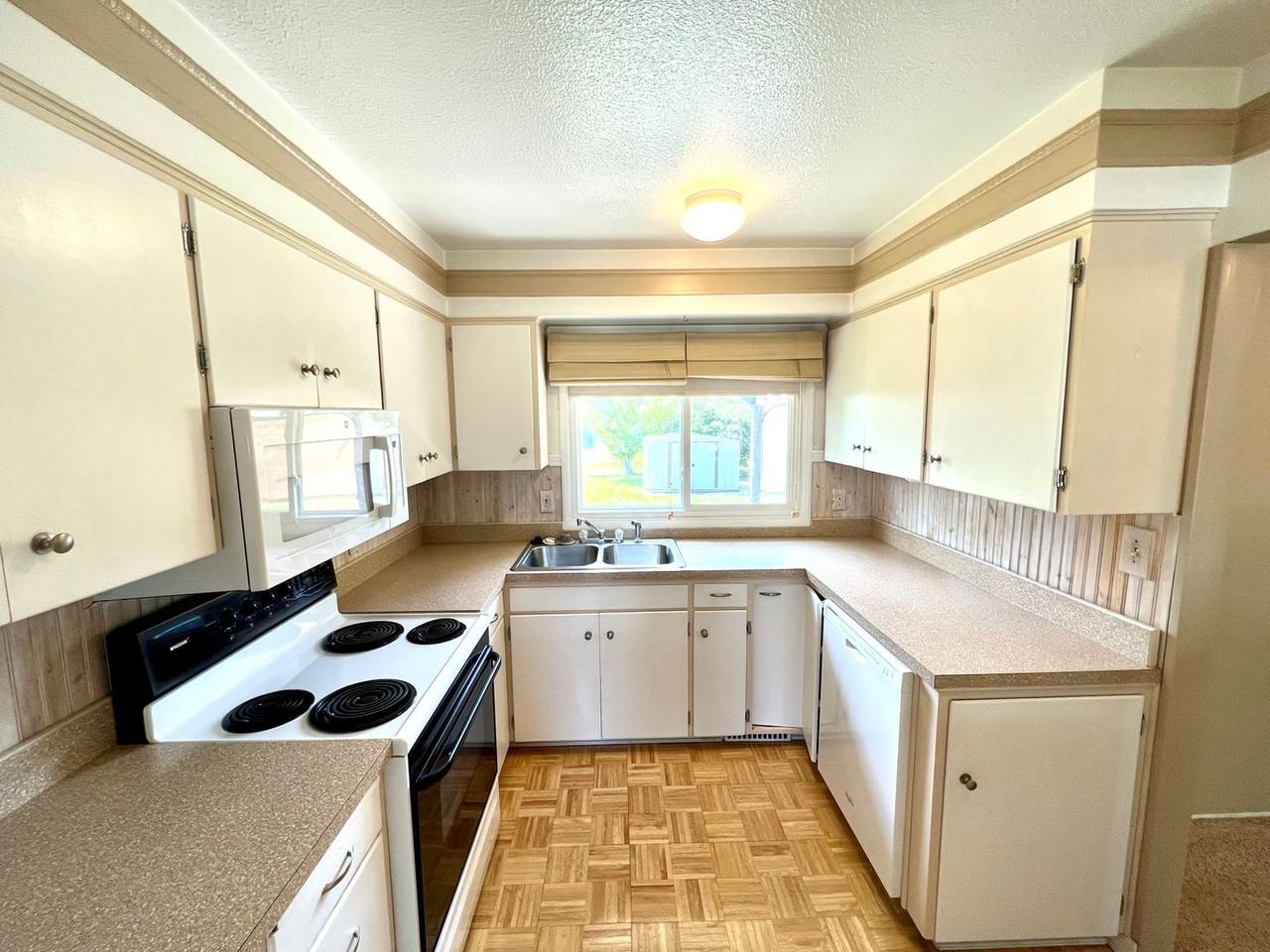 136 Fairway Dr - Photo 5 of 43