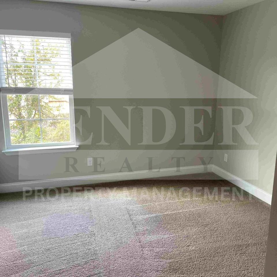 638 Bellingham Dr Ne - Photo 5 of 8
