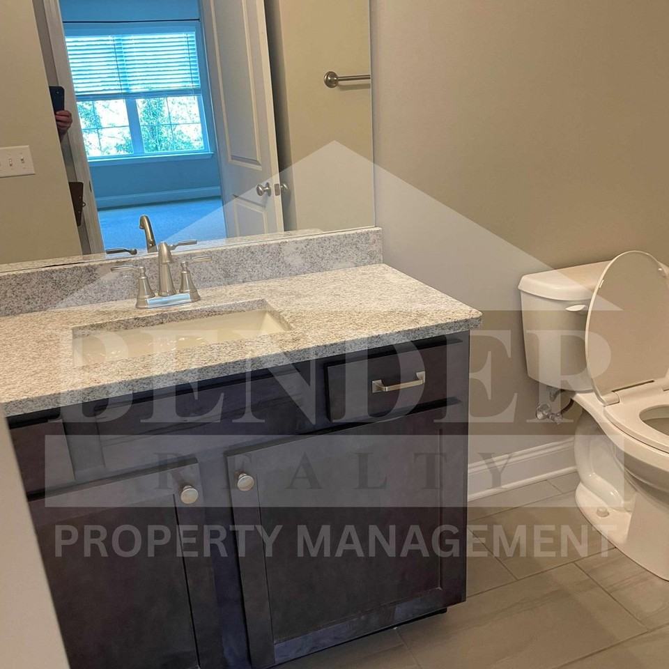 638 Bellingham Dr Ne - Photo 6 of 8