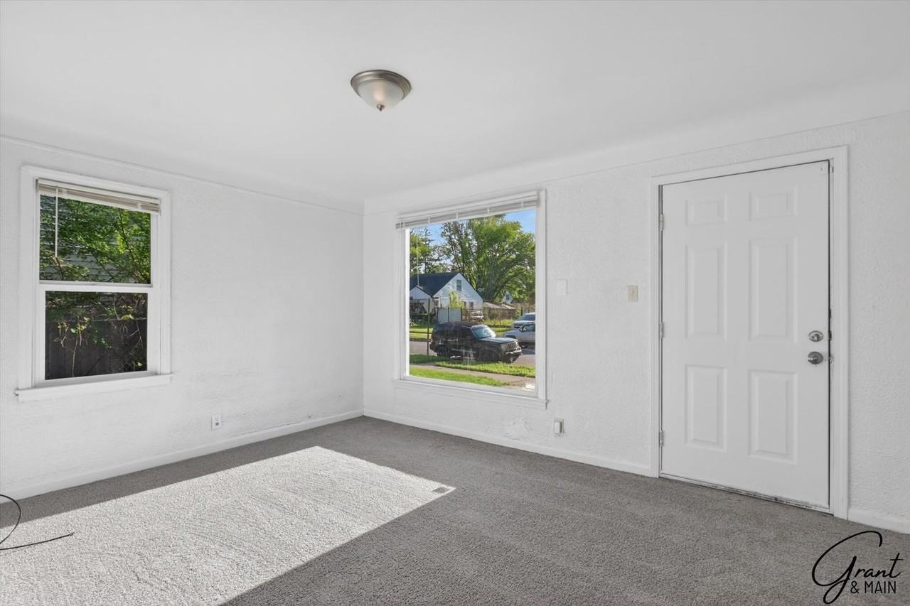 20259 Oakfield St - Photo 2 of 21