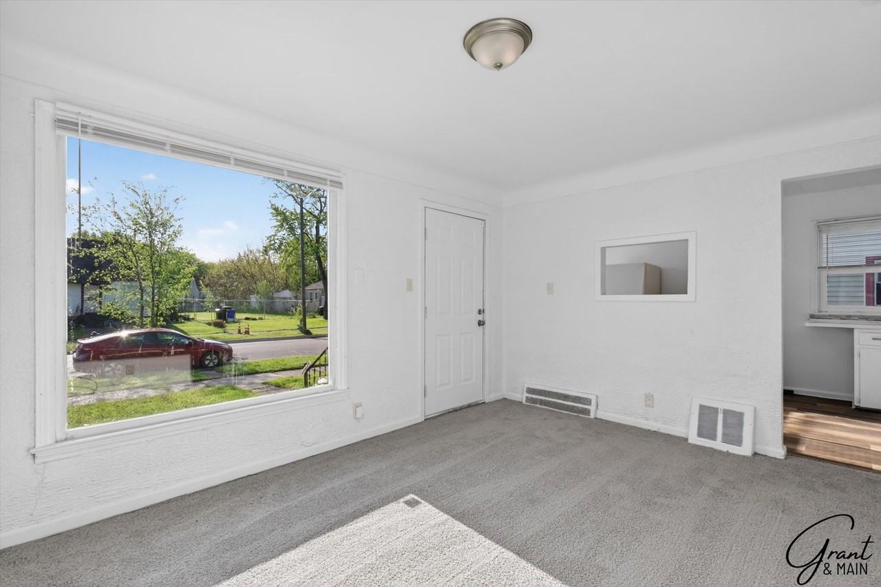 20259 Oakfield St - Photo 5 of 21