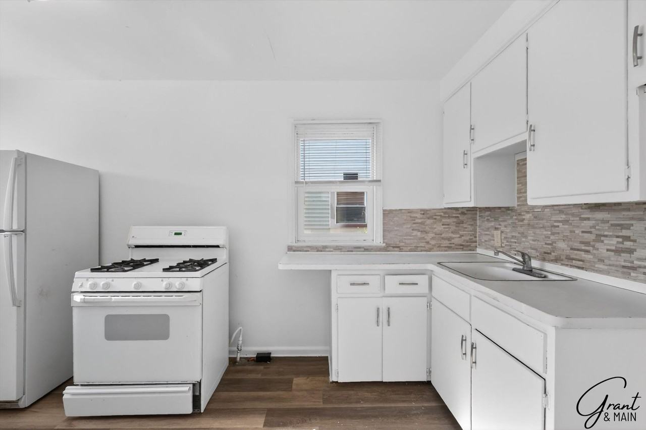 20259 Oakfield St - Photo 6 of 21
