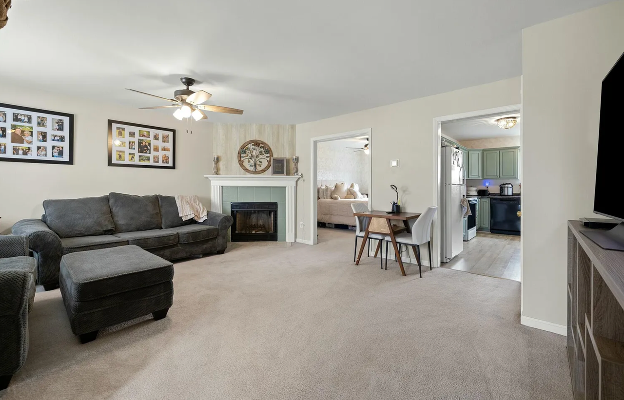1077 Duval St - Photo 4 of 19