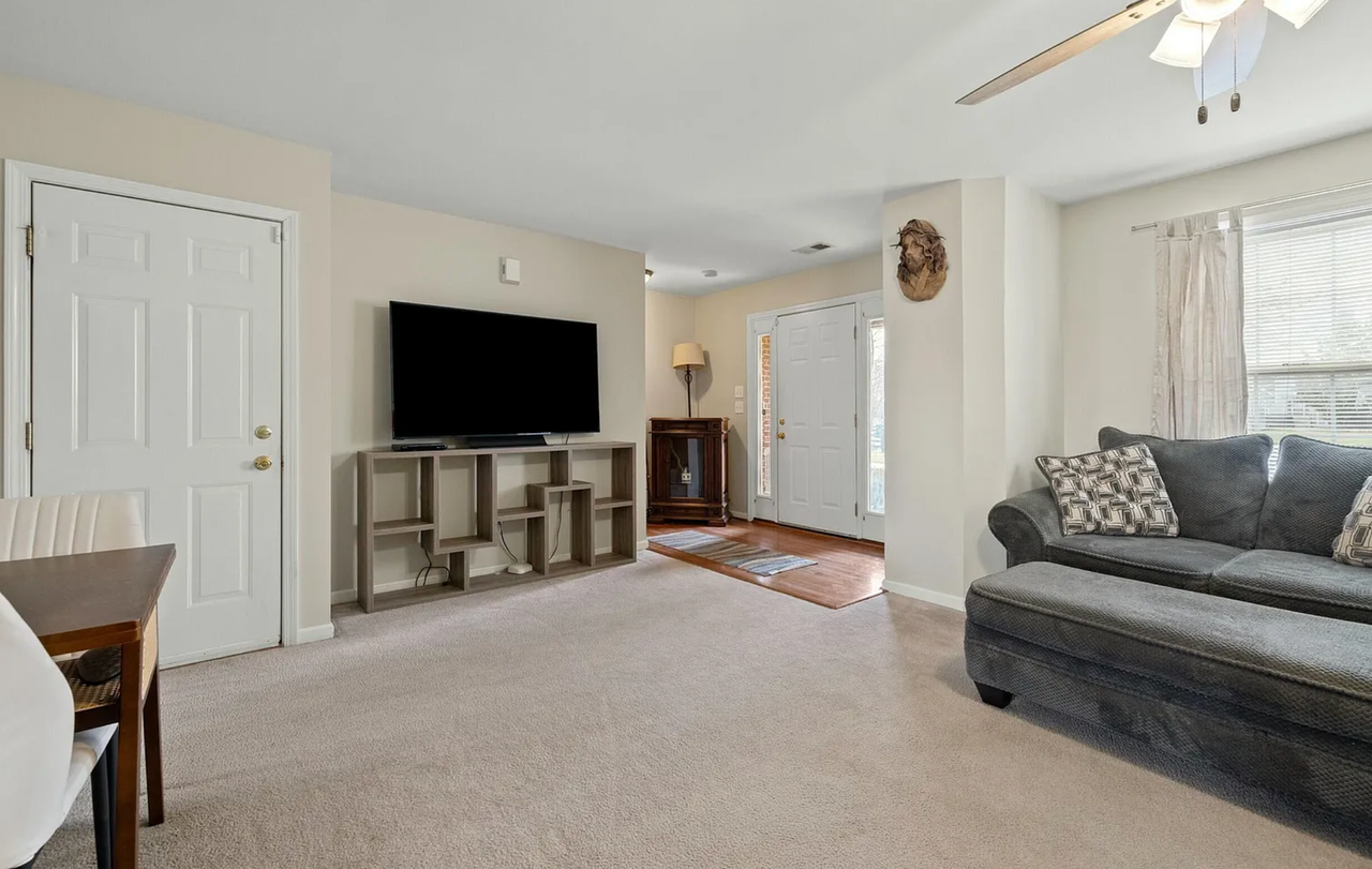 1077 Duval St - Photo 7 of 19