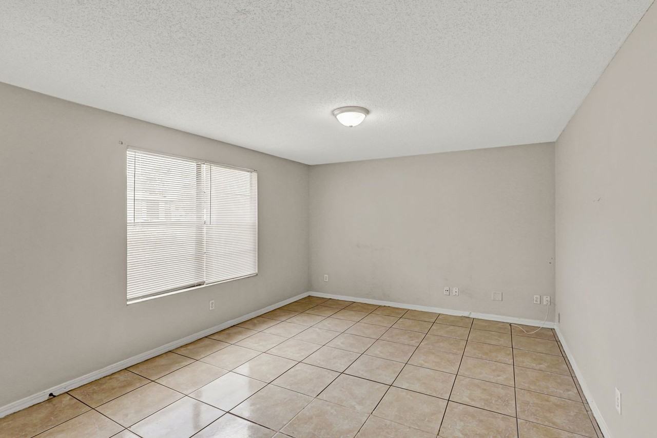 478 Bentwood Ln - Photo 3 of 13