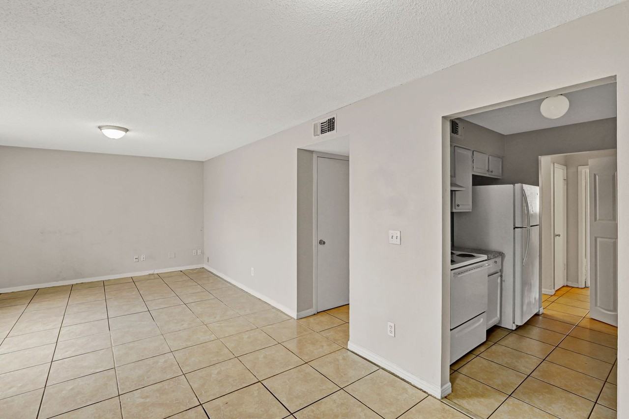 478 Bentwood Ln - Photo 4 of 13