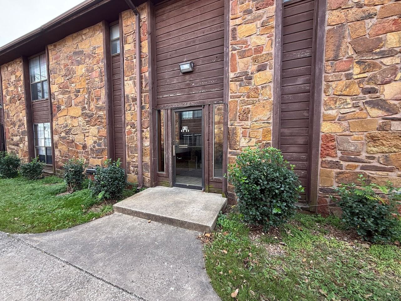 412 S Wyandotte Ave - Photo 3 of 16