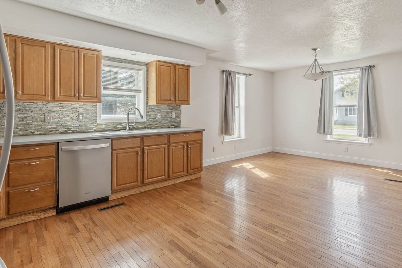 152 N Main St - Photo 4 of 40