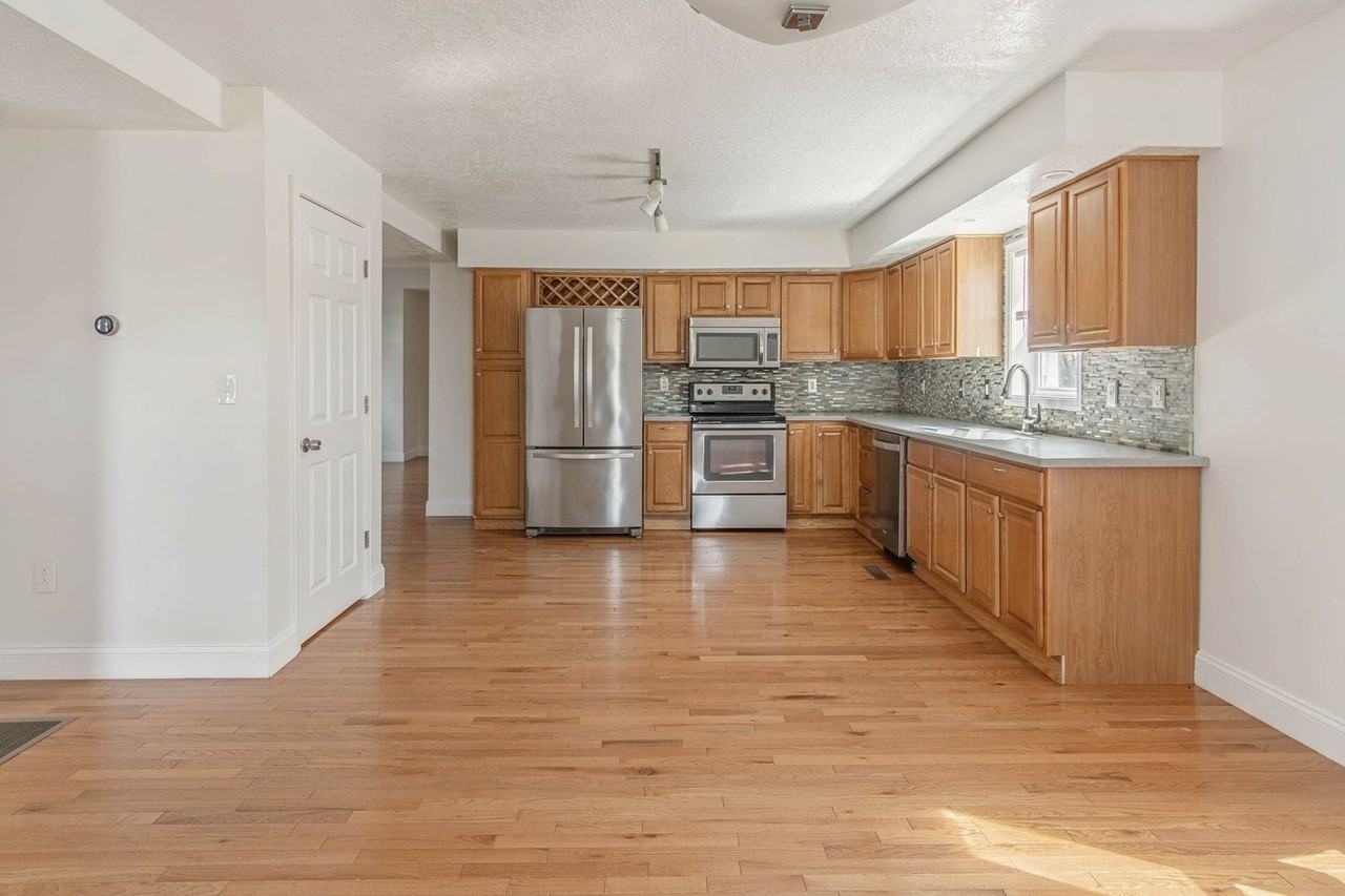 152 N Main St - Photo 5 of 40