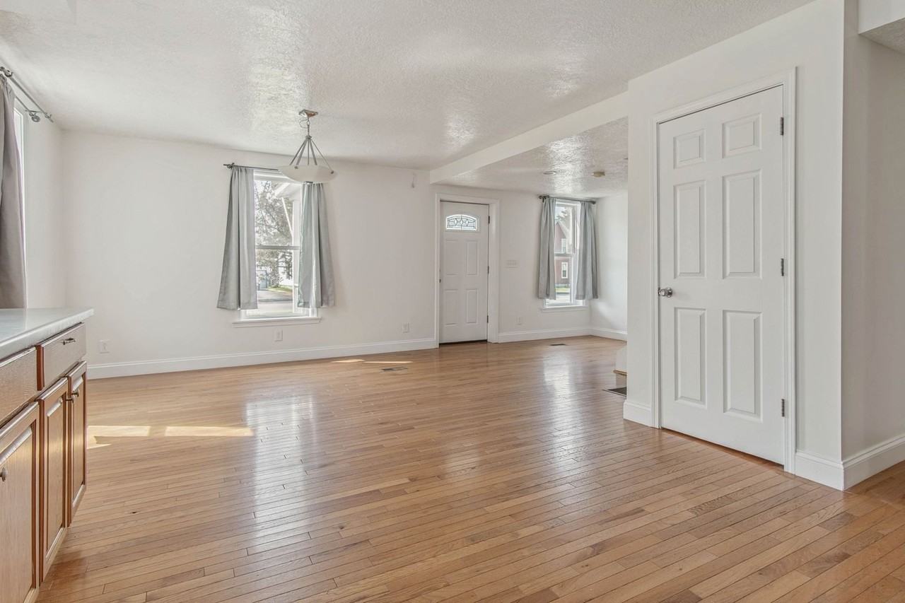 152 N Main St - Photo 6 of 40
