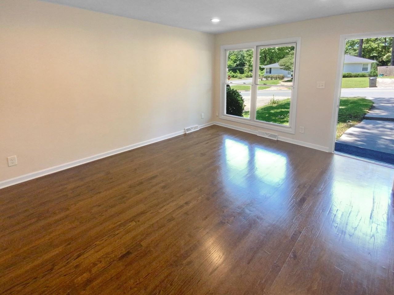 1913 Herrin Ave - Photo 5 of 19